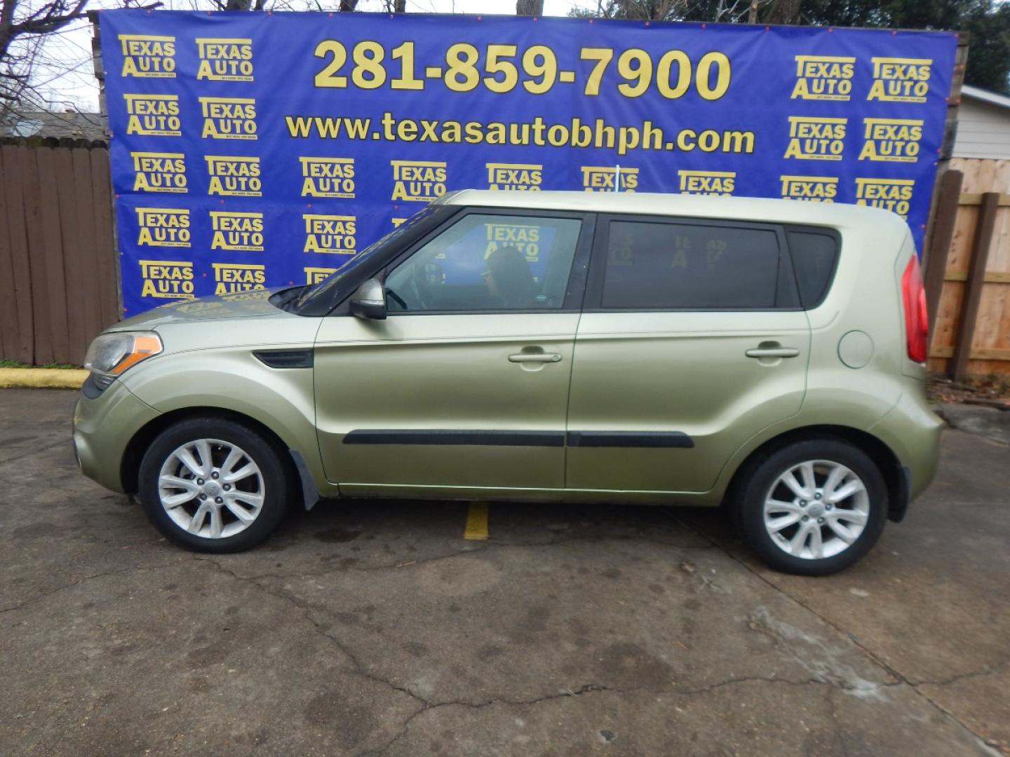 2013 GREEN KIA SOUL ! (KNDJT2A60D7) with an 2.0L L4 DOHC 16V engine, AUTOMATIC transmission, located at 16710 Clay Rd., Houston, TX, 77084, (281) 859-7900, 0.000000, 0.000000 - Low Donw. Low Payments. - Photo#0