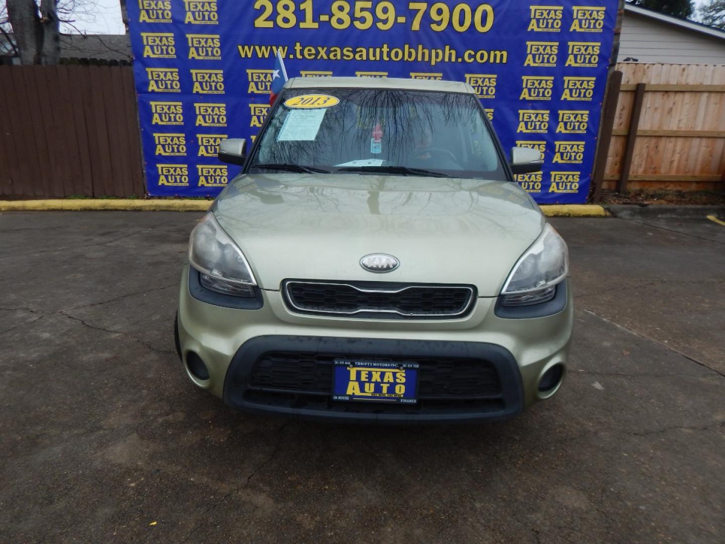 2013 GREEN KIA SOUL ! (KNDJT2A60D7) with an 2.0L L4 DOHC 16V engine, AUTOMATIC transmission, located at 16710 Clay Rd., Houston, TX, 77084, (281) 859-7900, 0.000000, 0.000000 - Low Donw. Low Payments. - Photo#1