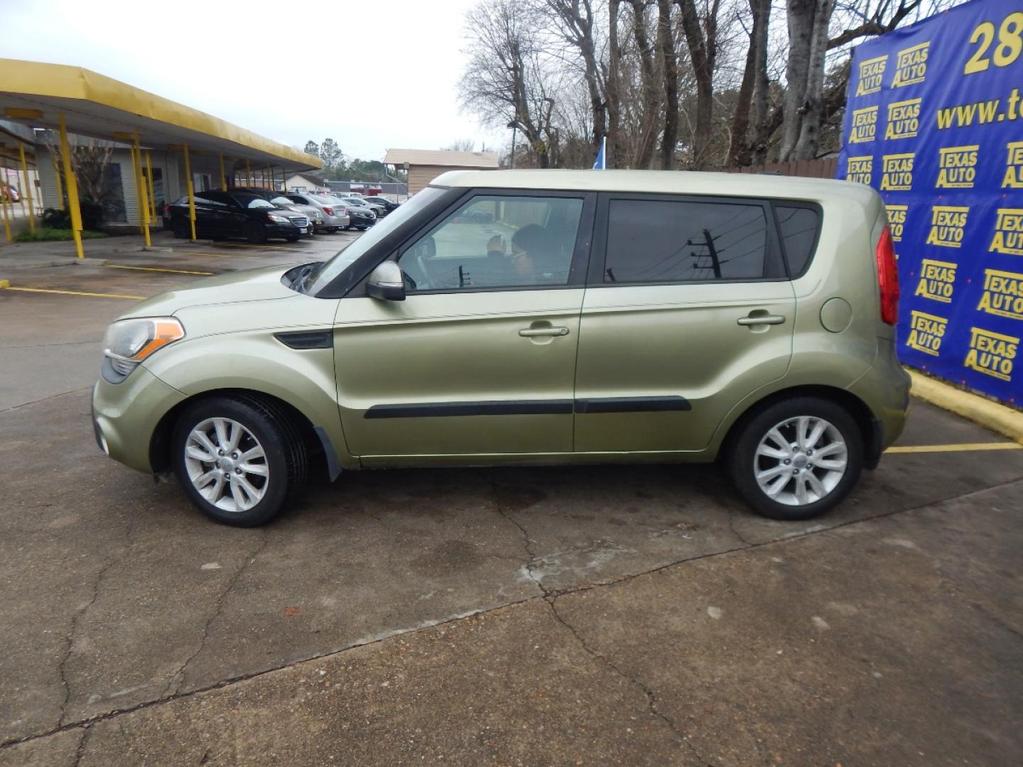 2013 GREEN KIA SOUL ! (KNDJT2A60D7) with an 2.0L L4 DOHC 16V engine, AUTOMATIC transmission, located at 16710 Clay Rd., Houston, TX, 77084, (281) 859-7900, 0.000000, 0.000000 - Low Donw. Low Payments. - Photo#4