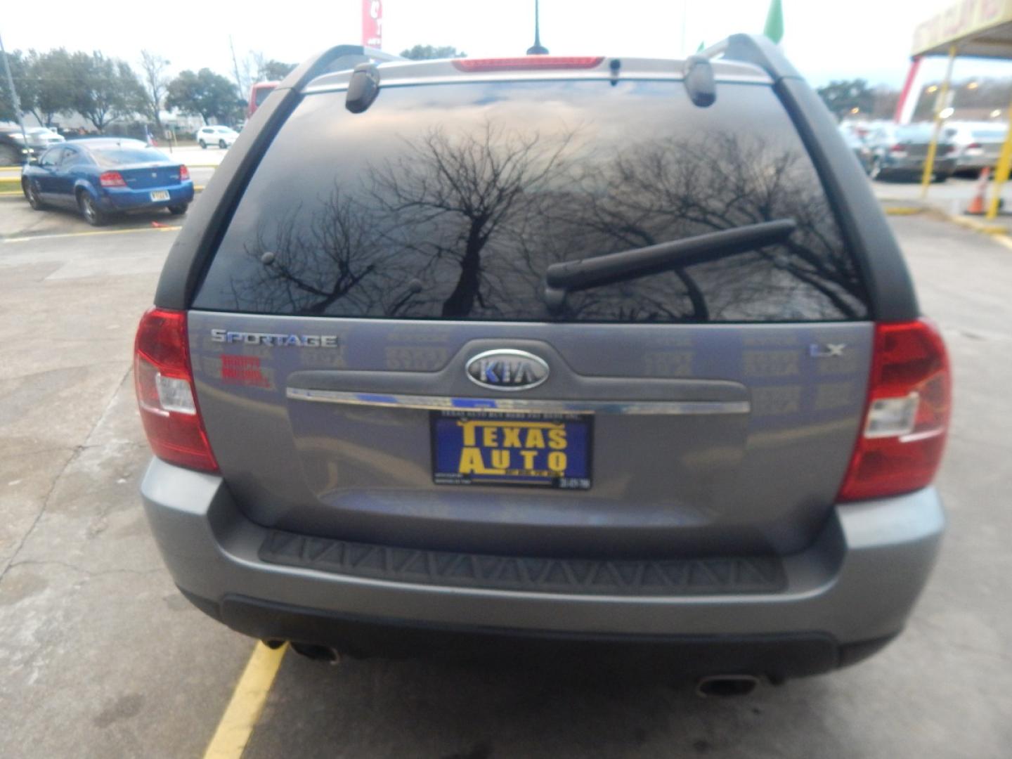 2009 SILVER KIA SPORTAGE LX I4 2WD (KNDJF724X97) with an 2.0L L4 DOHC 16V engine, AUTOMATIC transmission, located at 16710 Clay Rd., Houston, TX, 77084, (281) 859-7900, 0.000000, 0.000000 - Low Donw. Low Payments. - Photo#5