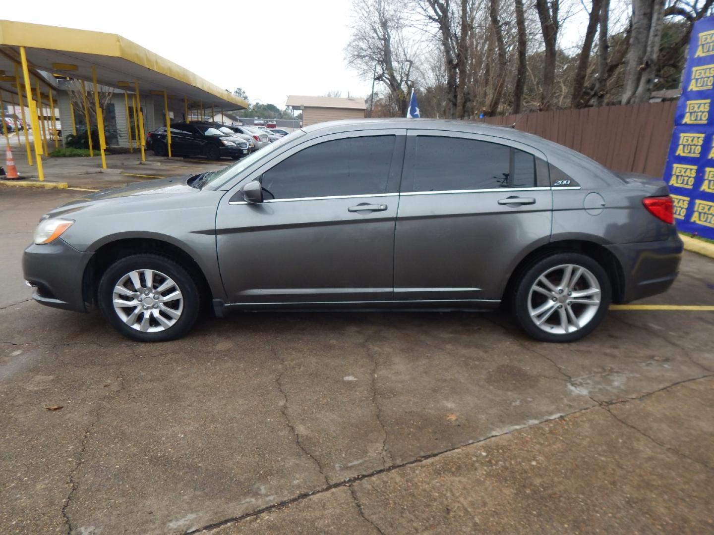 2013 GRAY CHRYSLER 200 Touring (1C3CCBBB4DN) with an 2.4L L4 DOHC 16V engine, 6-SPEED AUTOMATIC transmission, located at 16710 Clay Rd., Houston, TX, 77084, (281) 859-7900, 0.000000, 0.000000 - Low Donw. Low Payments. - Photo#6