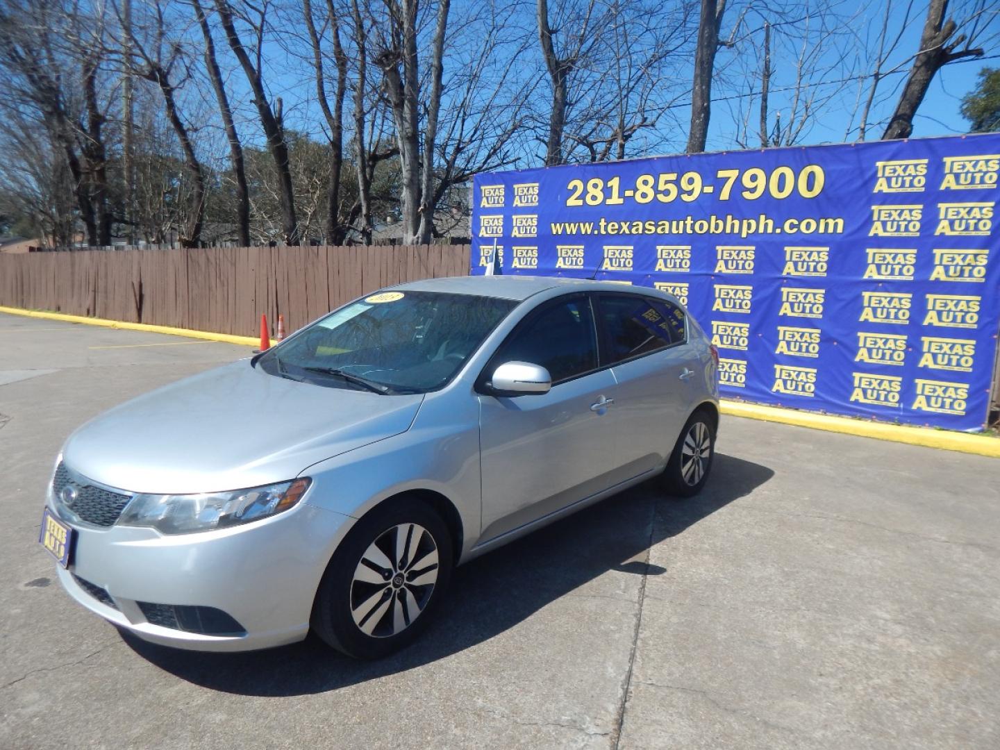 2013 SILVER KIA FORTE 5-DOOR EX (KNAFU5A25D5) with an 2.0L L4 DOHC 16V engine, AUTOMATIC transmission, located at 16710 Clay Rd., Houston, TX, 77084, (281) 859-7900, 0.000000, 0.000000 - Low Down. Low Payments. - Photo#2