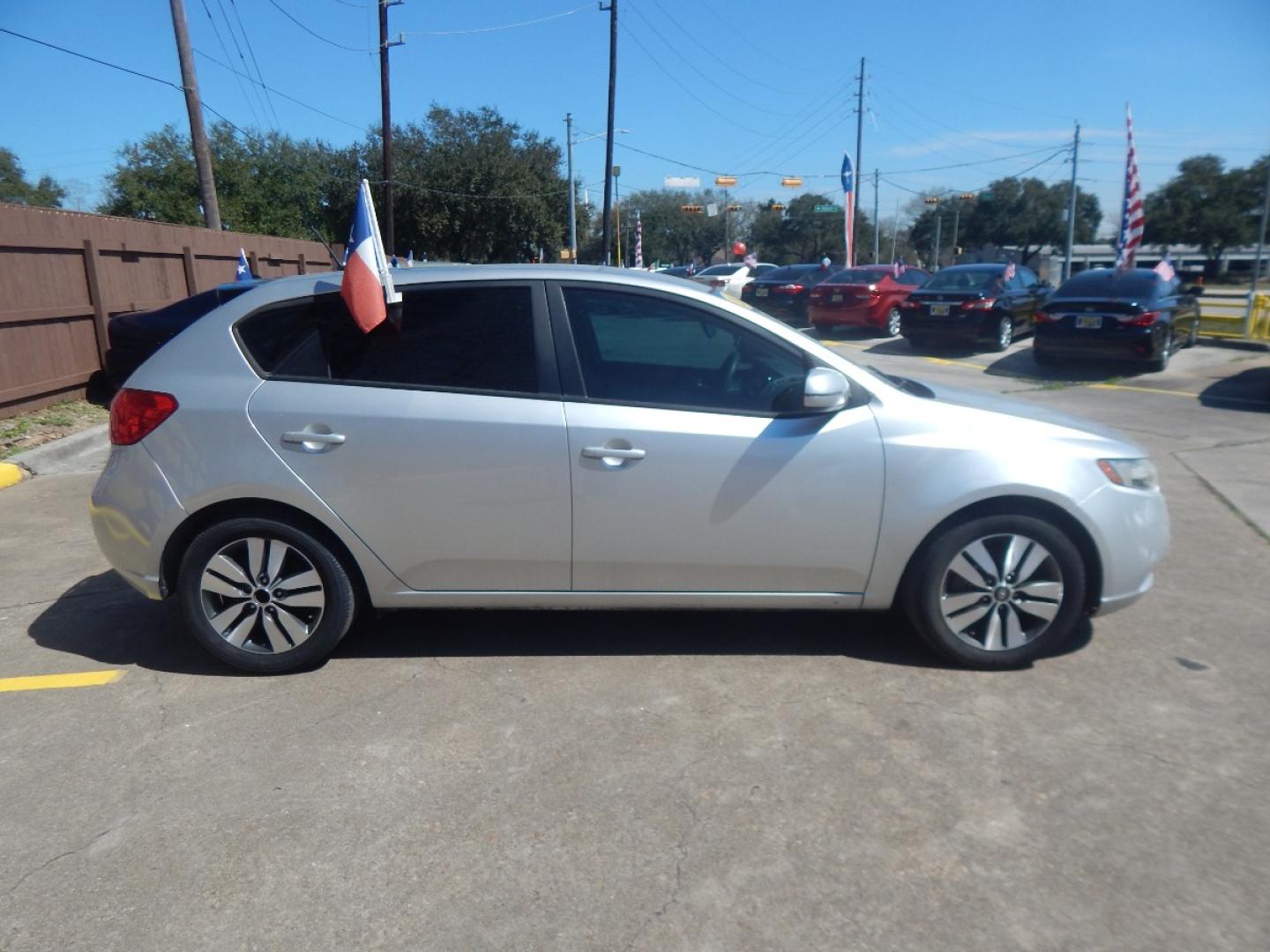 2013 SILVER KIA FORTE 5-DOOR EX (KNAFU5A25D5) with an 2.0L L4 DOHC 16V engine, AUTOMATIC transmission, located at 16710 Clay Rd., Houston, TX, 77084, (281) 859-7900, 0.000000, 0.000000 - Low Down. Low Payments. - Photo#4