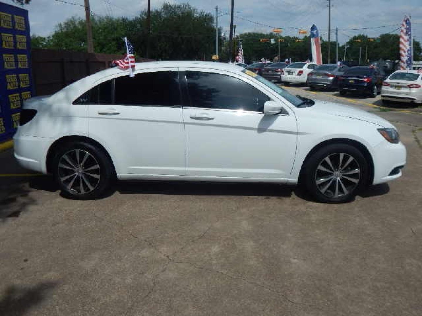 2013 WHITE /BEIGE CHRYSLER 200 Touring (1C3CCBBB4DN) with an 2.4L L4 DOHC 16V engine, 6-SPEED AUTOMATIC transmission, located at 16710 Clay Rd., Houston, TX, 77084, (281) 859-7900, 0.000000, 0.000000 - Low Down. Low Payments - Photo#4