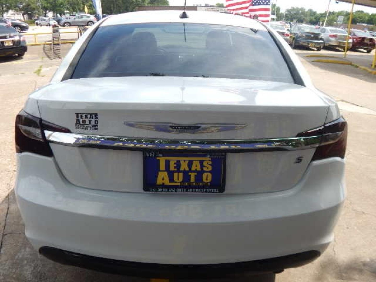 2013 WHITE /BEIGE CHRYSLER 200 Touring (1C3CCBBB4DN) with an 2.4L L4 DOHC 16V engine, 6-SPEED AUTOMATIC transmission, located at 16710 Clay Rd., Houston, TX, 77084, (281) 859-7900, 0.000000, 0.000000 - Low Down. Low Payments - Photo#5